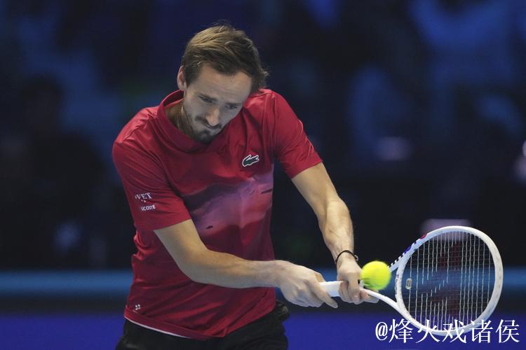 ATP巴黎大师赛：梅德韦杰夫强势晋级 阿利亚西姆惊险逆转